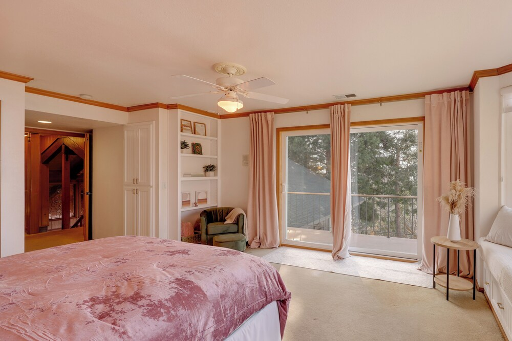 Mtn & Valley Views! Rimforest Lodge w/ Fireplace