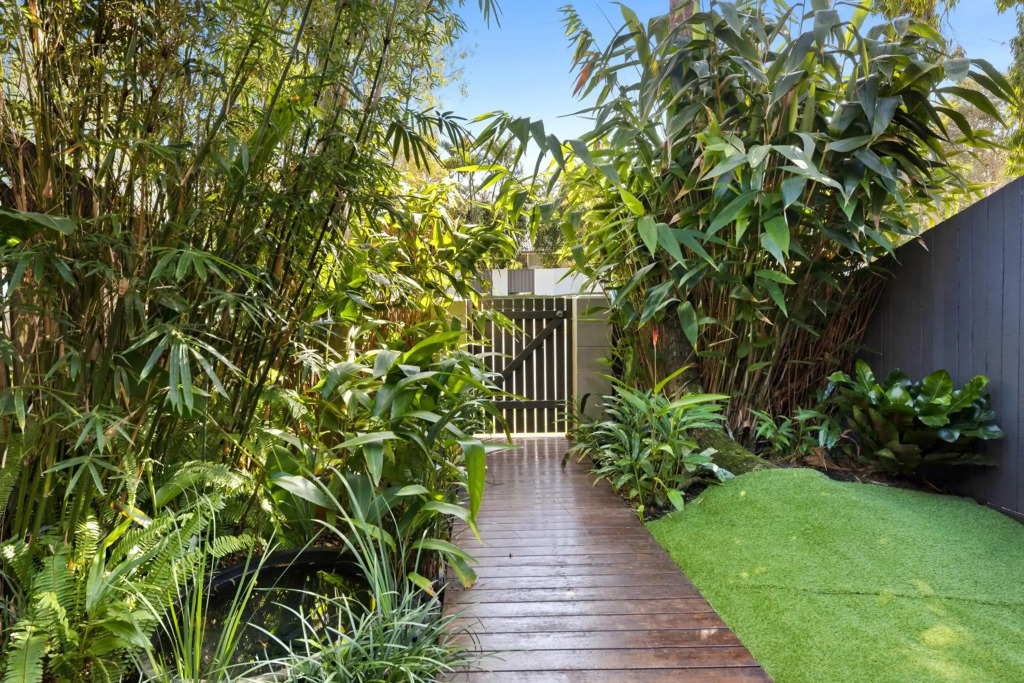 Stylish Townhouse, private courtyard walk to beach