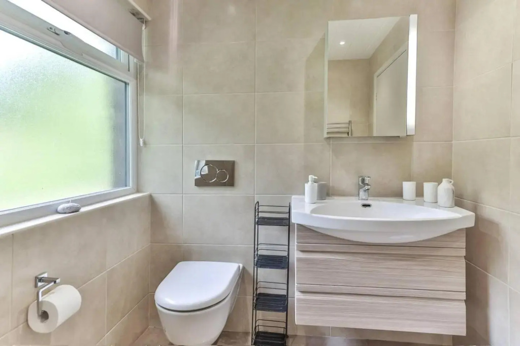 3 Bed Private Bungalow Close to Amenities, Wifi, Parking