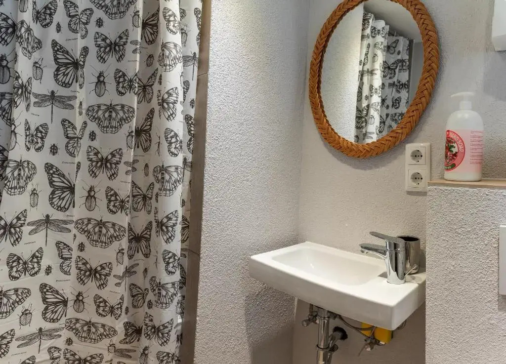 Ferienhaus Büdnerstube FeWo 1 mit Gartennutzung in ruhiger Lage, Sauna- und Schwimmbadnutzung im Nachbarort Sellin