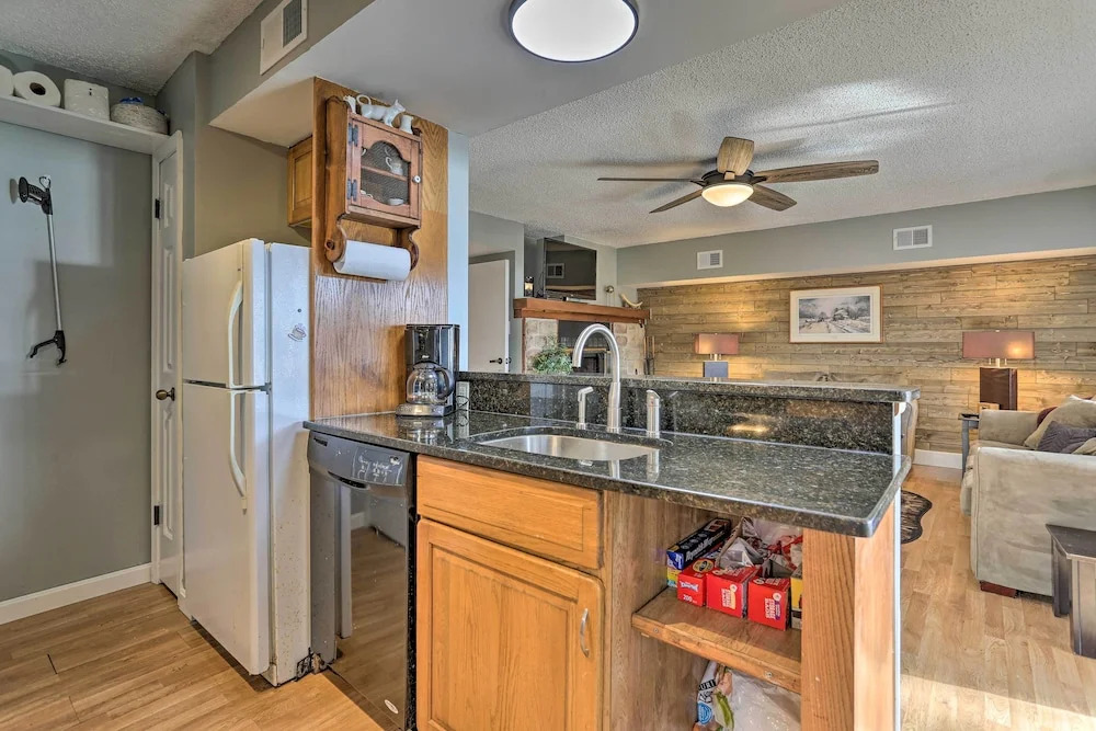 Condo on Big Boulder Lake w/ Community Pool Access