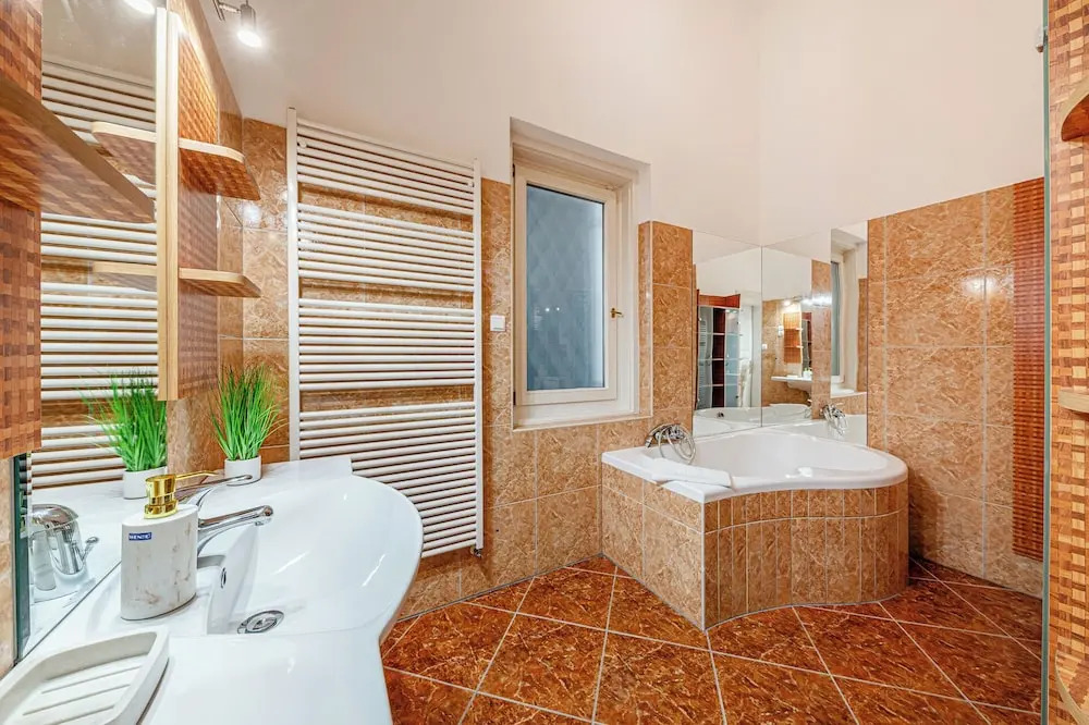 Budapest Classic Charm | 2Br + Cornertub + Smarttv