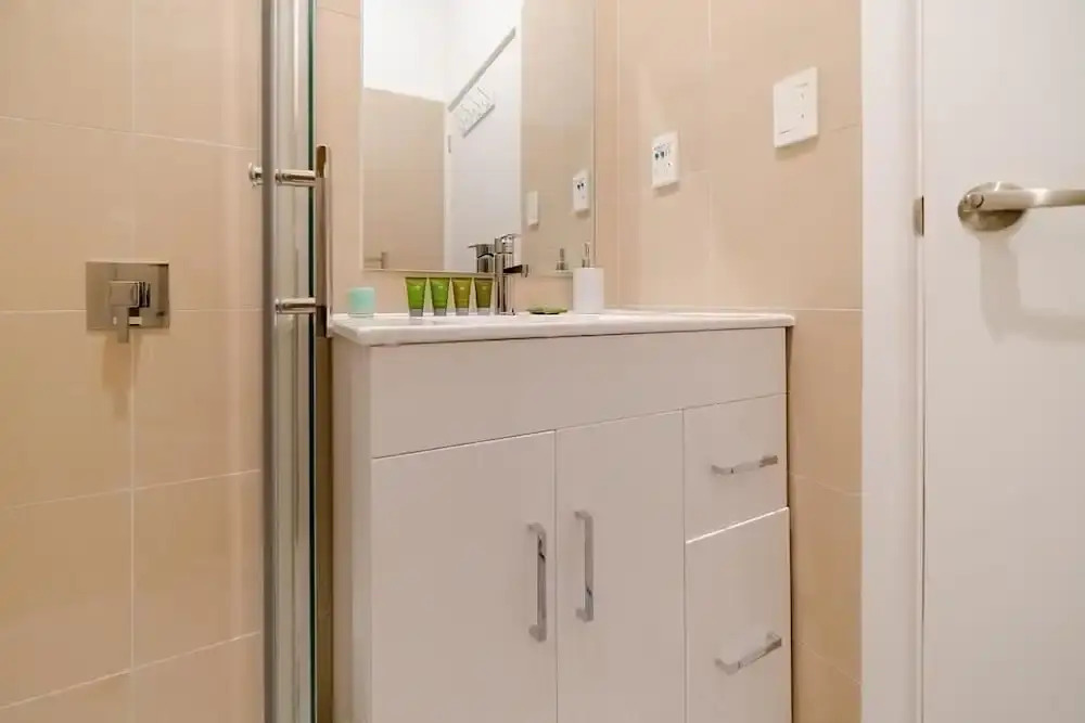 Takapuna Central Spacious & New Home 3