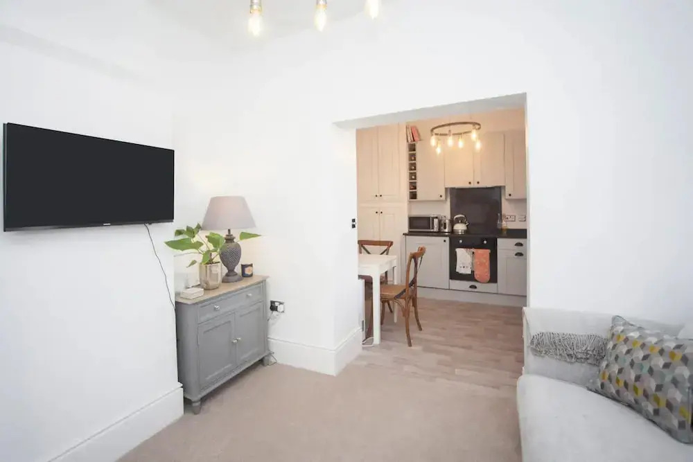 Elegant 1 Bedroom Flat With Period Features in Bristol