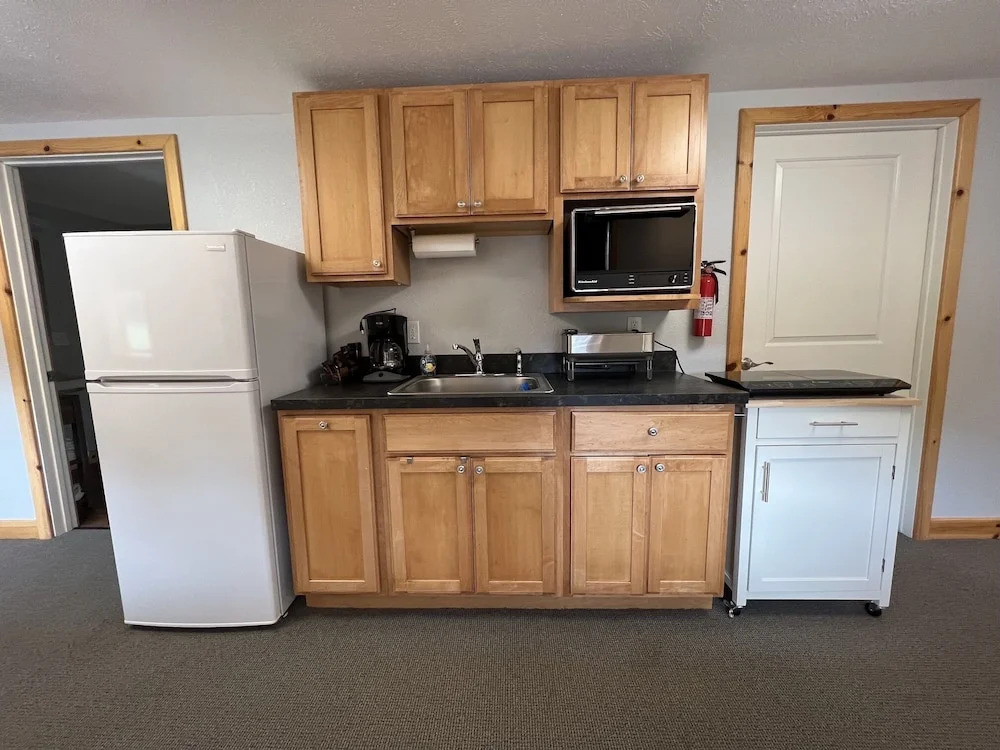 Tahquamenon Suites Lodging
