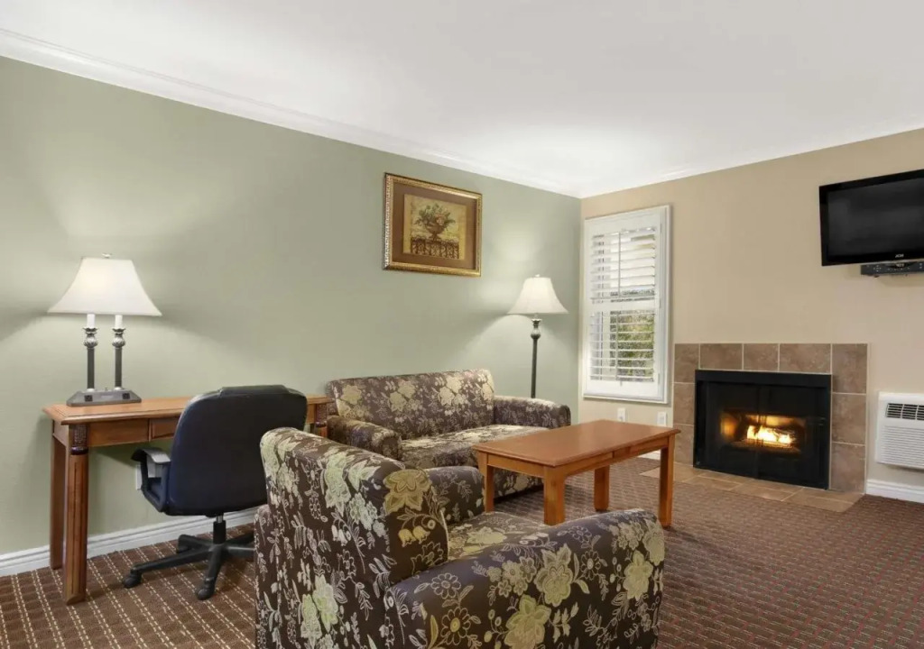 Travelodge Inn & Suites by Wyndham Gardena CA