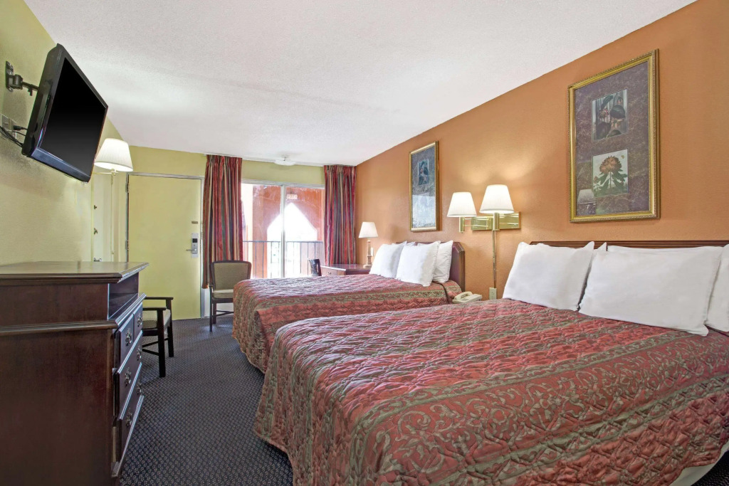 Days Inn by Wyndham Benson