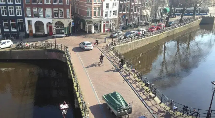 Amsterdam Canal Hotel