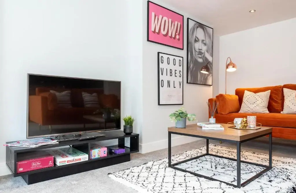 Stylish 2 bed town centre apartment with parking