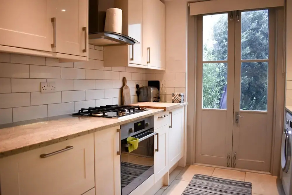 2BD Seafront Flat w Tasteful Decor & Large Garden