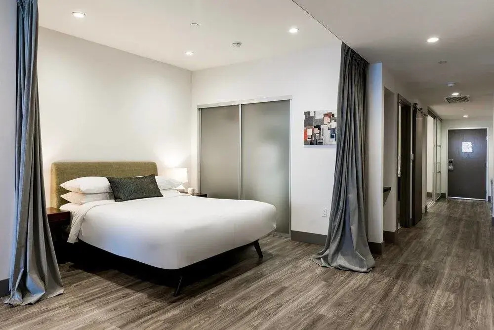 Bright, Cozy & Clean in DTLA w/ Amazing Rooftop!