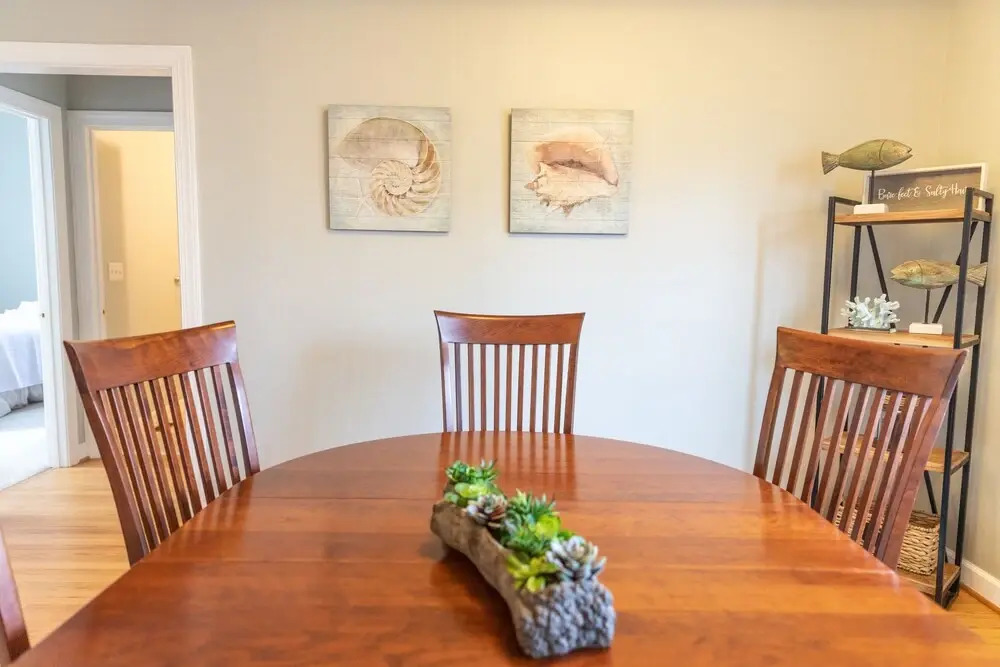 Newly Renovated Beach Cottage Walking Distance to Virginia Beach Oceanfront and Boardwalk