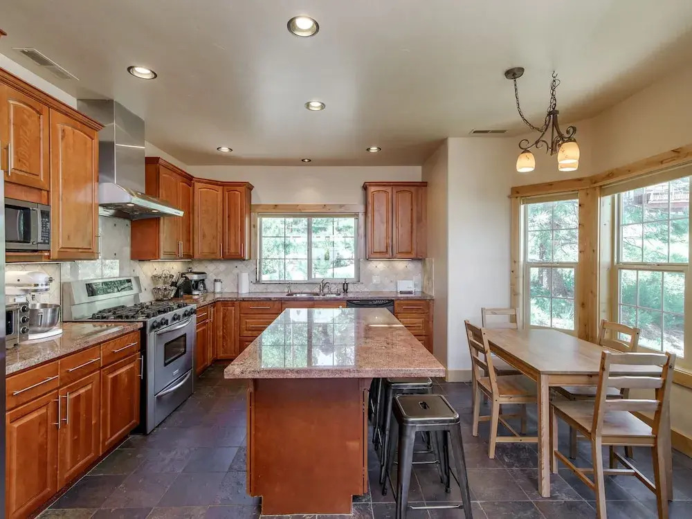 Stunning and Spacious in Truckee by RedAwning
