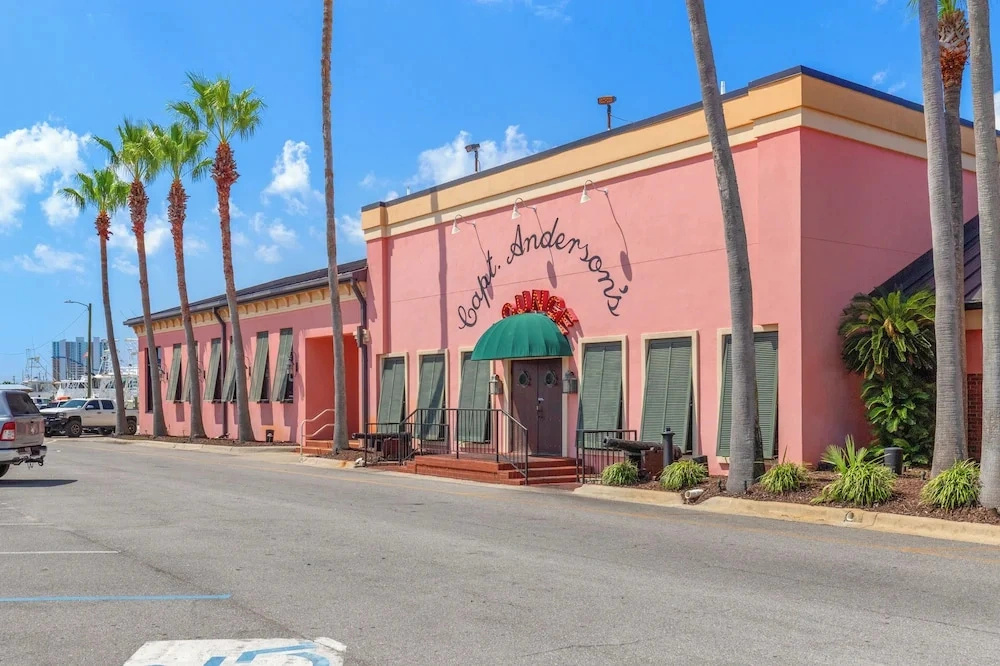 Escape to Beachfront Paradise: 2br/2ba Condo on the Gulf, Sleeps 8