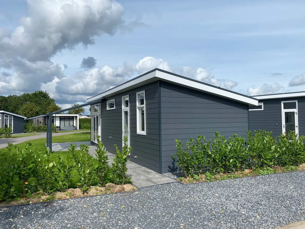 Nice chalet with a dishwasher, in a holiday park at a recreational lake