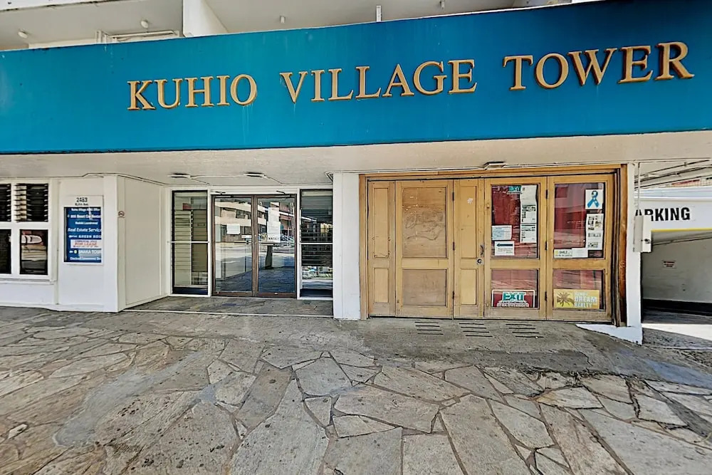 Cozy Kuhio Village Studio