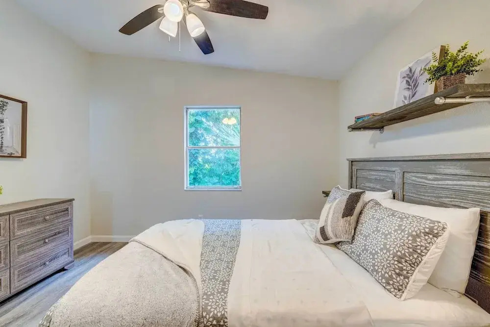 Peaceful Lady Lake Home w/ Screened-in Porch!