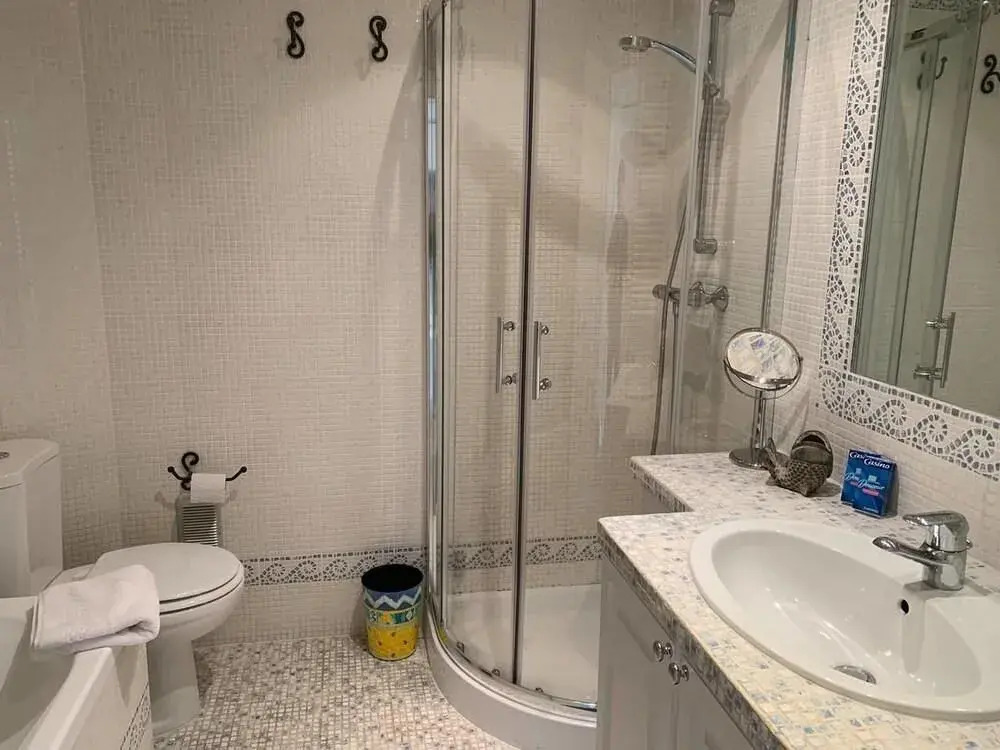 Sea View Flat, beach access by GuestReady
