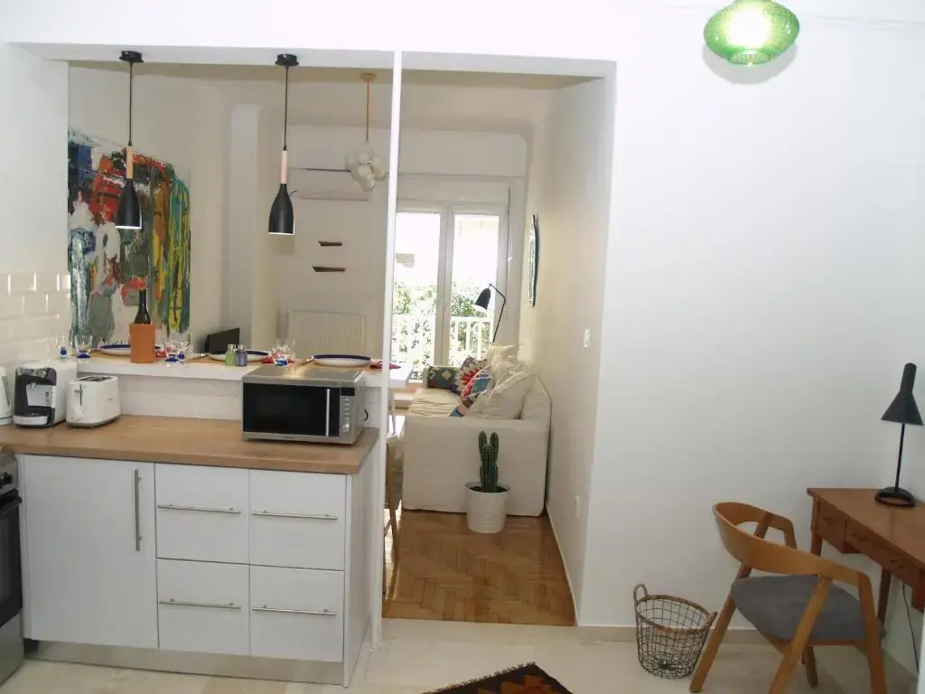 A Refreshed & Rich in Details Apartment in Piraeus (Passalimani - Marina Zeas)