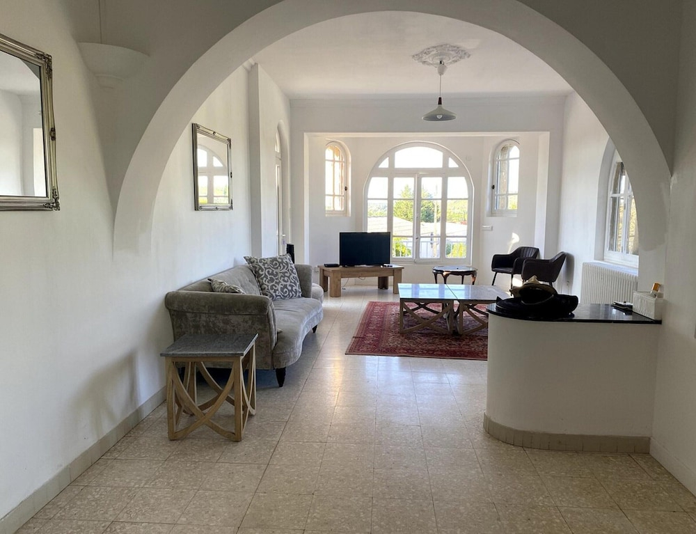 Magnificent Family Villa Near the Ceze River