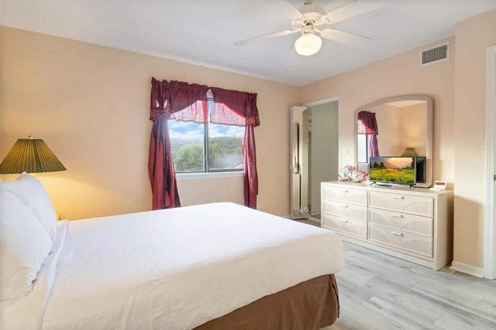 Lakefront Condo Near the State Park