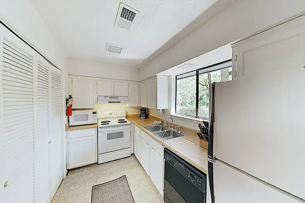 New Listing! Kiawah Hideaway - Steps To Beach 2 Bedroom Cottage