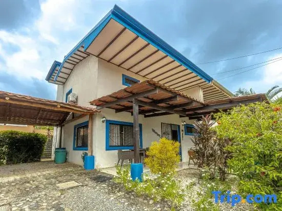 Sunset Villa, comfortable house steps from the beach
