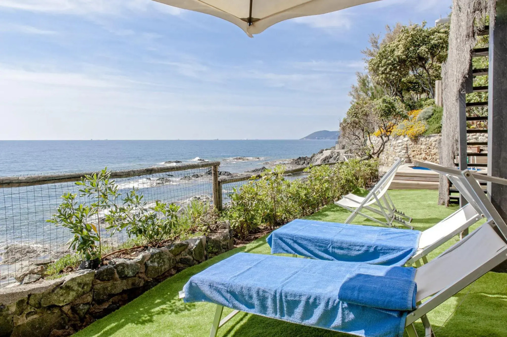 Seafront Apartment in a Splendid Position Overlooking the Sea-vistamare