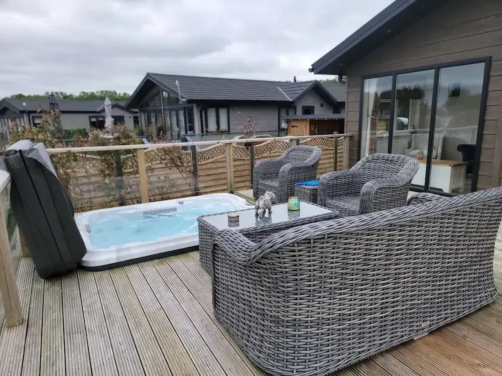Luxury 2-bed Lodge in Routh, Sleeps 4 With Hot Tub