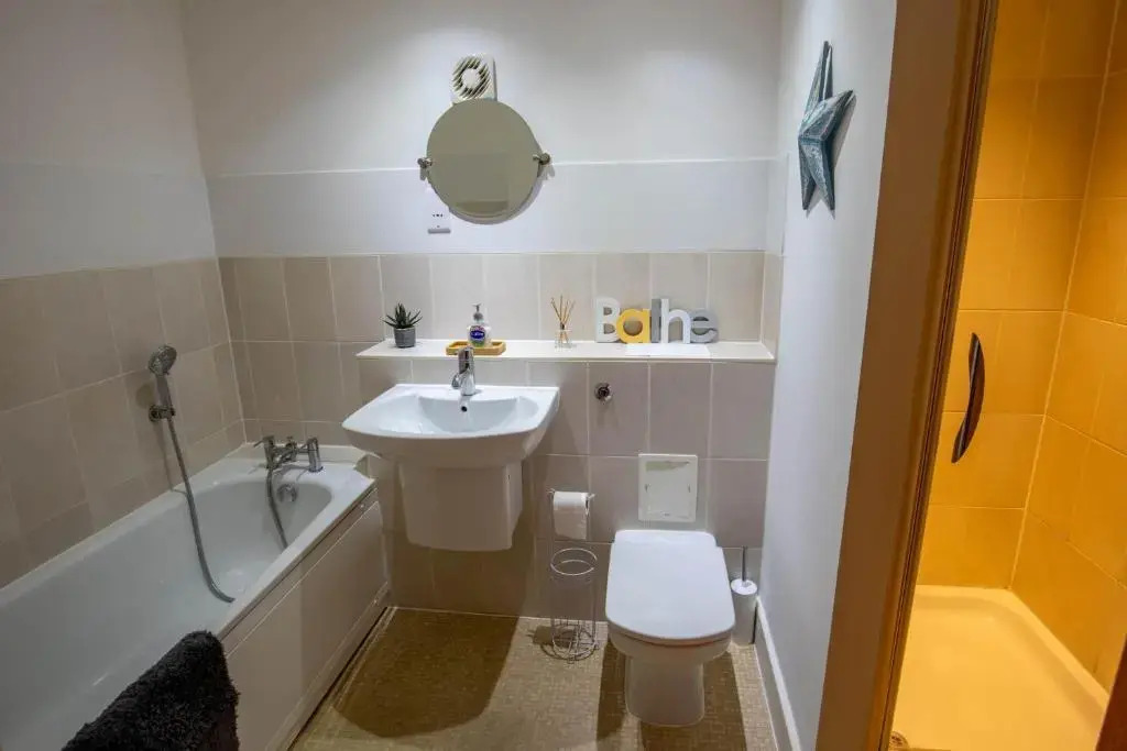 The Chaucer - Modern 3 Bed Home with parking close to city centre