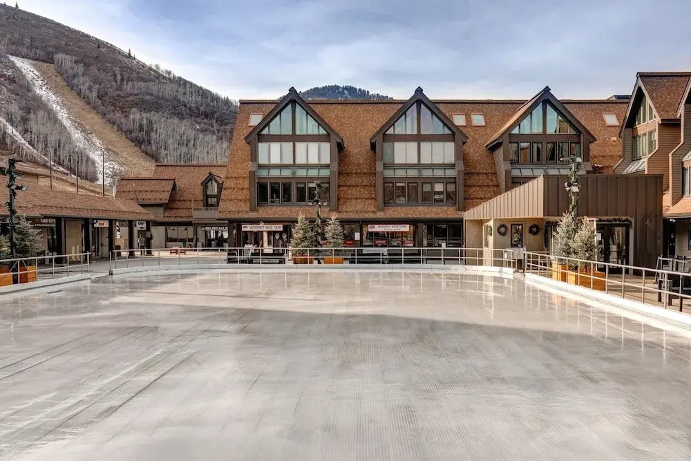 Ski-in/ski-out W/ Pool & Hot Tub 2 Bedroom Condo