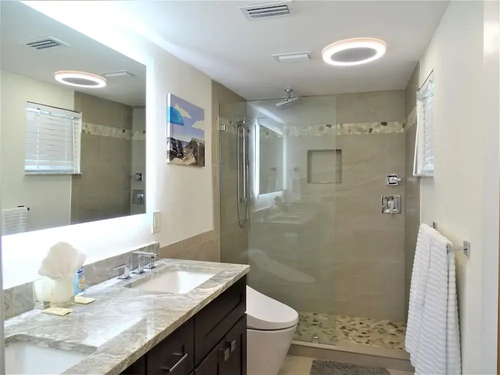 Sunset Royale - 200 2 Bedrooms 2 Bathrooms Apts