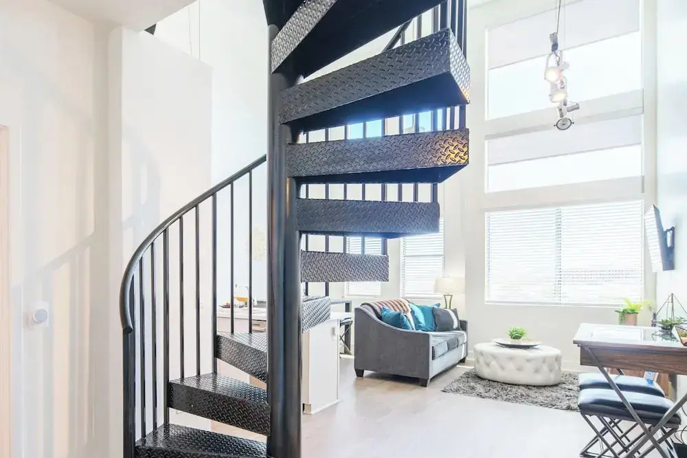 King Bed - Top Floor 2sty Loft - Parking 4058