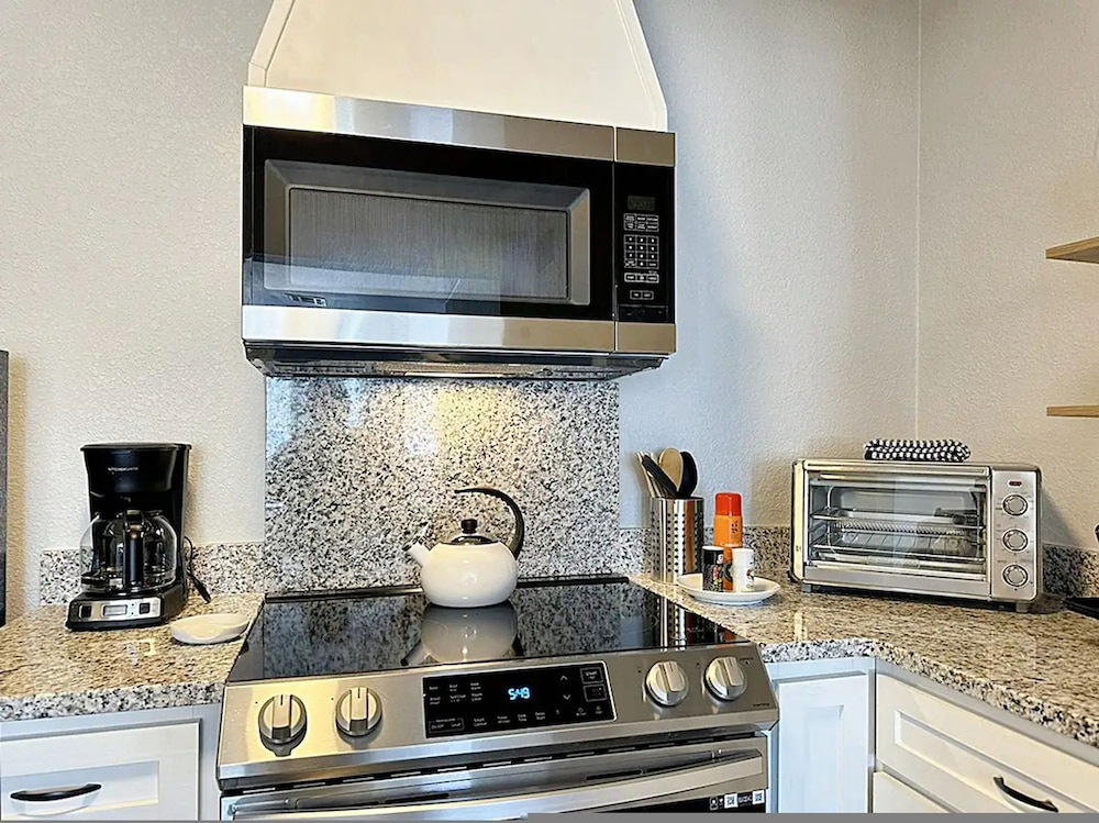 Vintage Vibes Modern Comfort 2BR for 6 Guests