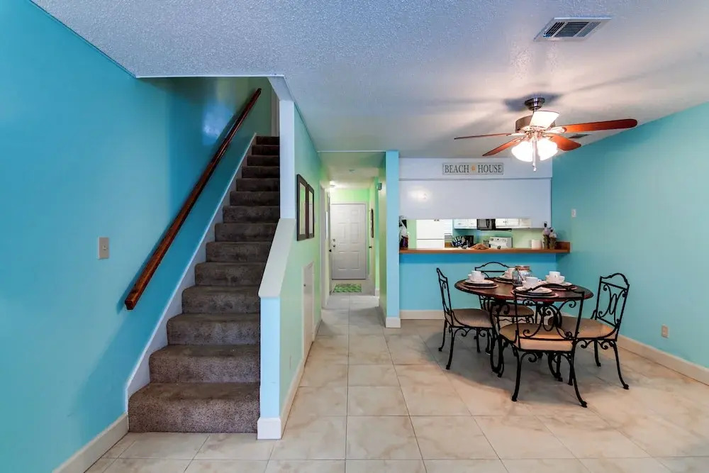 Destin Townhome w/ Balcony - Walk to the Beach!