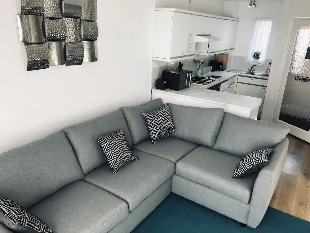 Bicester One Bedroom House Sleeps 3 - Free Parking & Garden