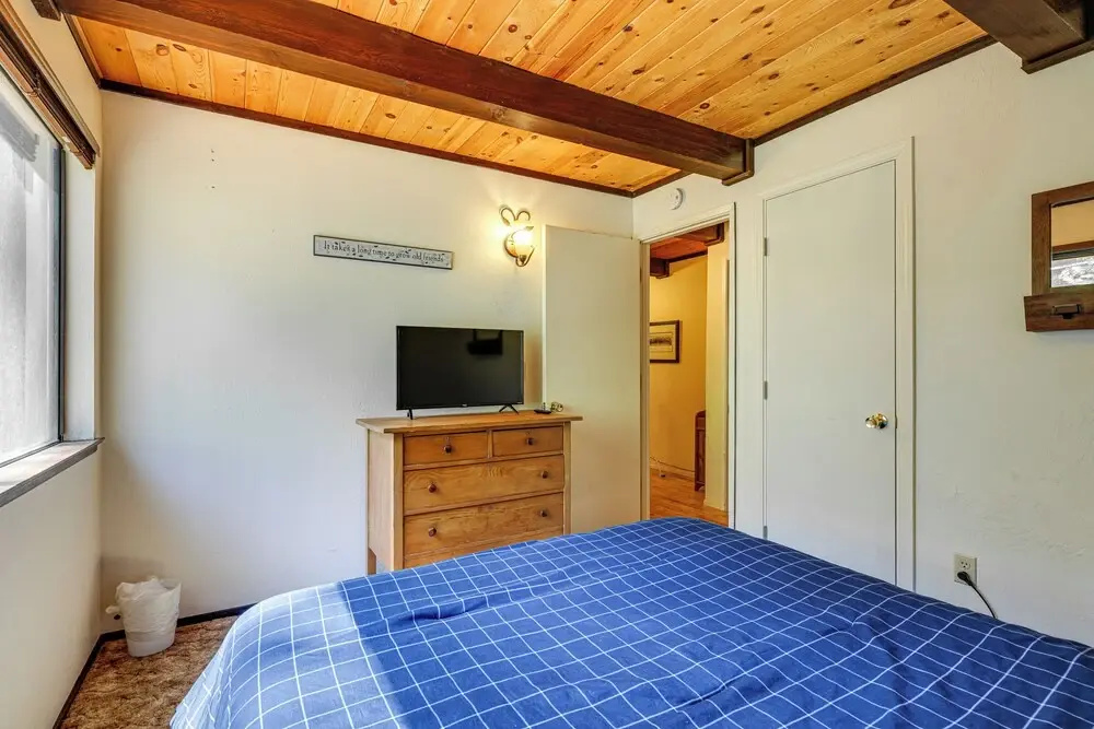 Cabin w/ Deck & Fire Pit in Blue Lake Springs!