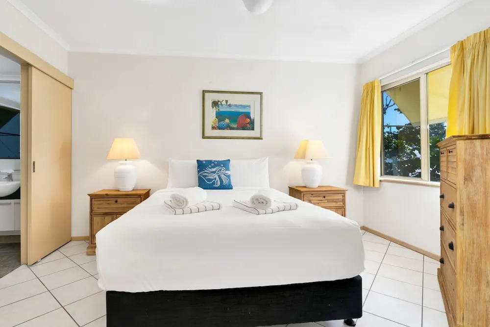 Beachfront Bliss 3-bedroom Apartment with Sea View 4