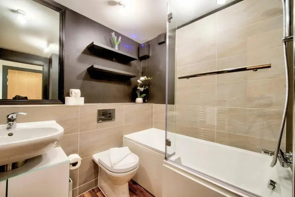 ALTIDO Stylish and Spacious 1bed home, short walk from the center