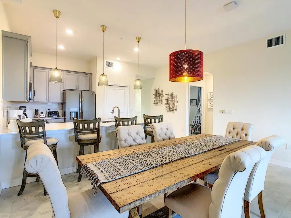 Fantastic Stylish 2BR condo in Four Corners with free Waterpark