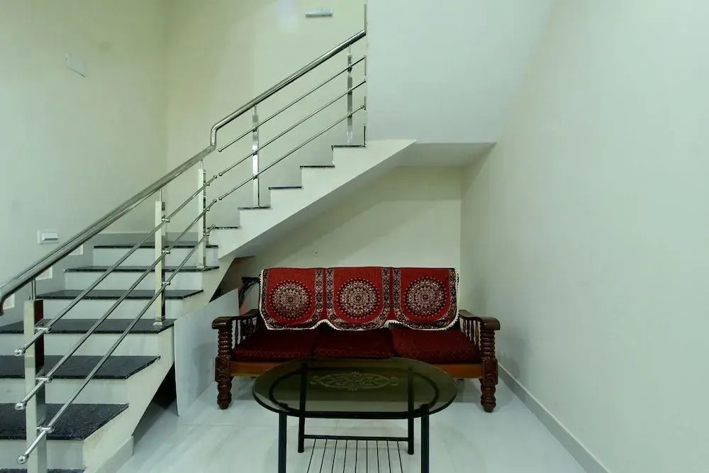 Oyo 26193 Hotel Maple Suites