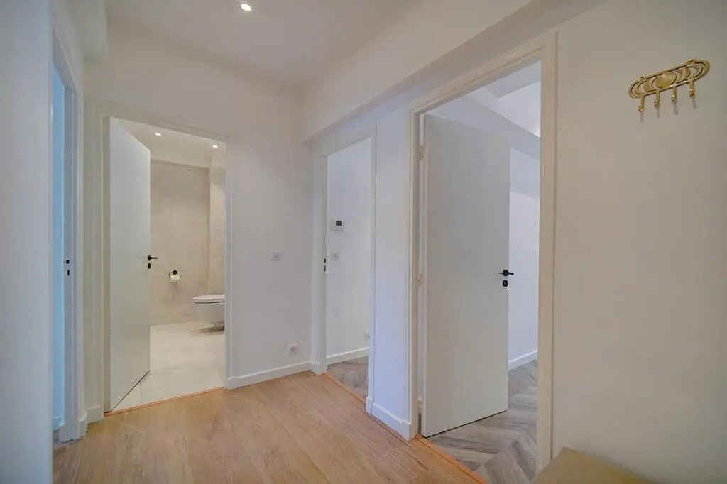 MAGNIFIQUE 3 PIECES RENOVE CANNES CENTRE 'Banane' AVEC VERANDA ! A2B88