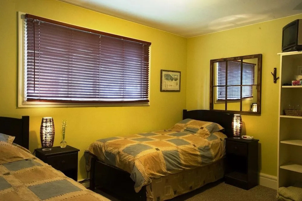 Auberge Kicking Horse Guest House