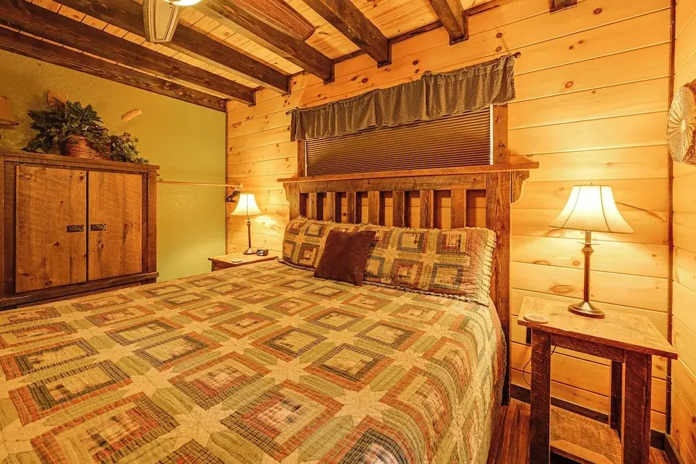 Cozy Couples Getaway w/ Hot Tub: 'fox Ridge Cabin'