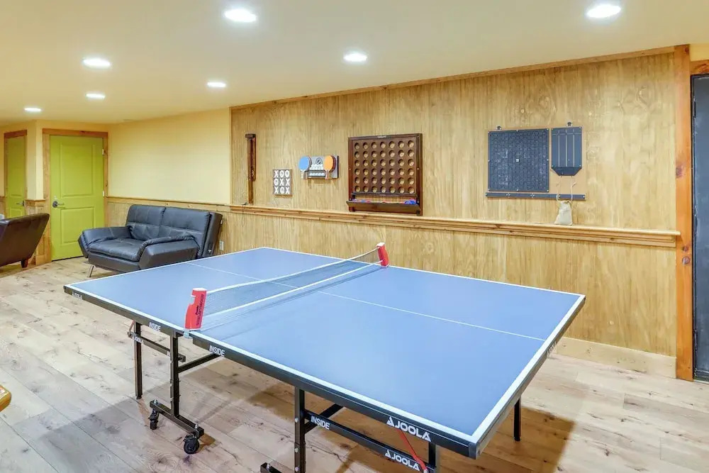 4 Mi to Mount Snow: West Dover Cabin w/ Game Room