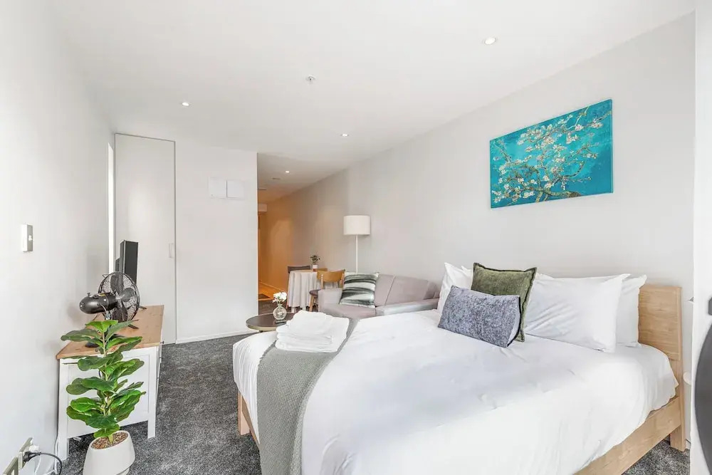 Central studio + private balcony by Zodiak Stays