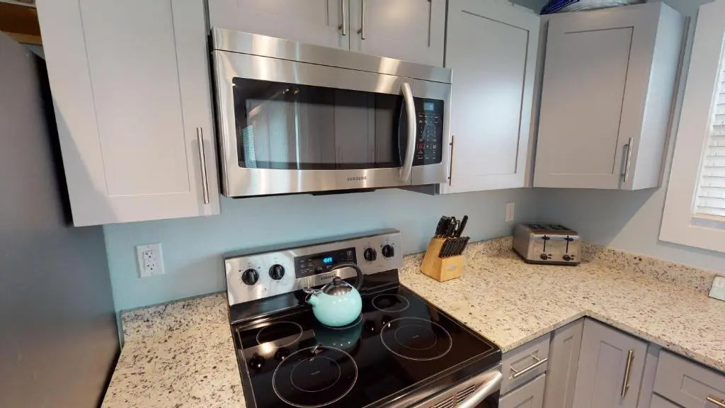 AH-B106 Completely Remodeled Ground Floor Condo, Overlooking PoolHot Tub