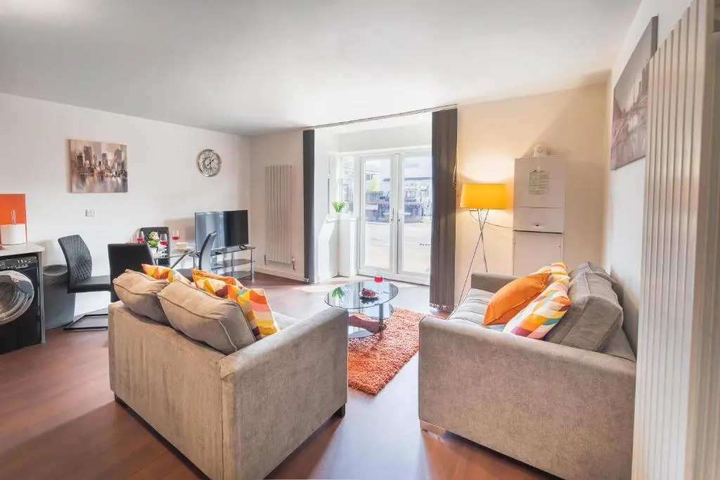 Lovely 2 beds -Ground Floor Apartment - free parking ,wifi - Southampton.