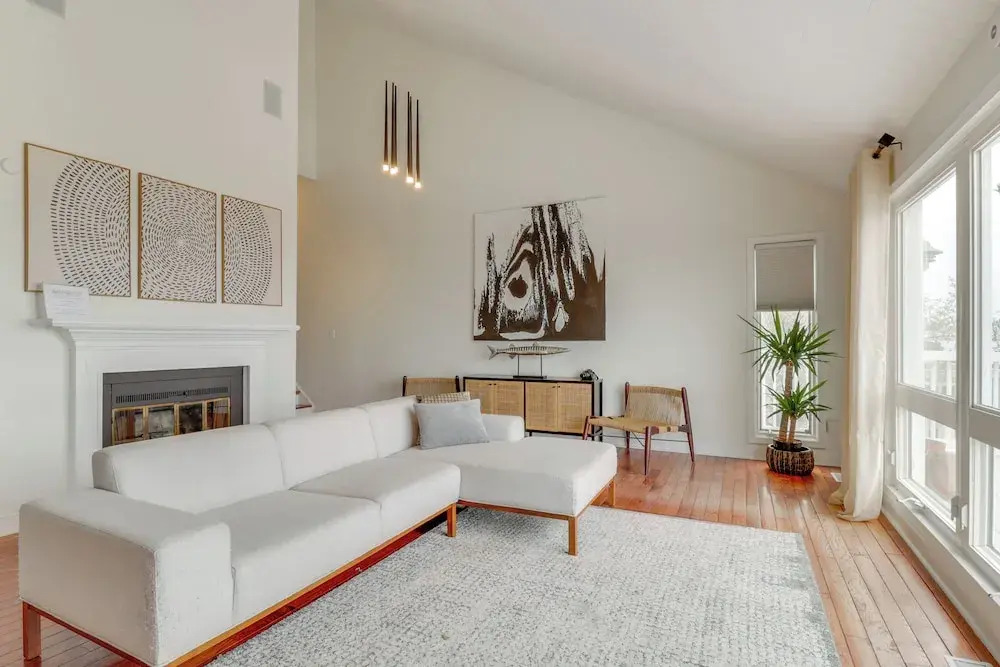 Pets Welcome: Beachfront Family Retreat in Norfolk