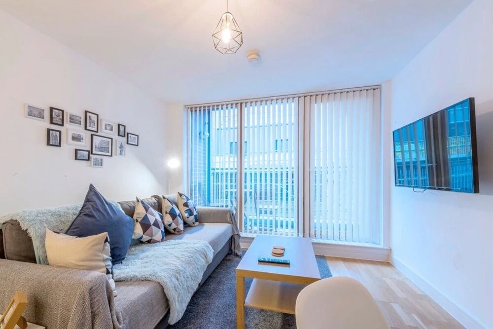 Modern Apartment in City Centre With Balcony